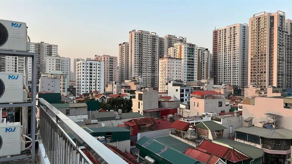 Toà văn phòng 9 tầng thông sàn  ngụy như kon tum  dt 70m2 * 9 tầng * 7m mặt tiền