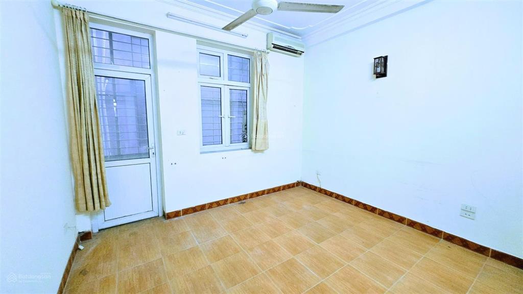 Nhà chính chủ 80m2 4pnx3t sân 30m, đường 8m, ô tô, gần đường 2,5 tt công an, khương đình 14,8 tr/th