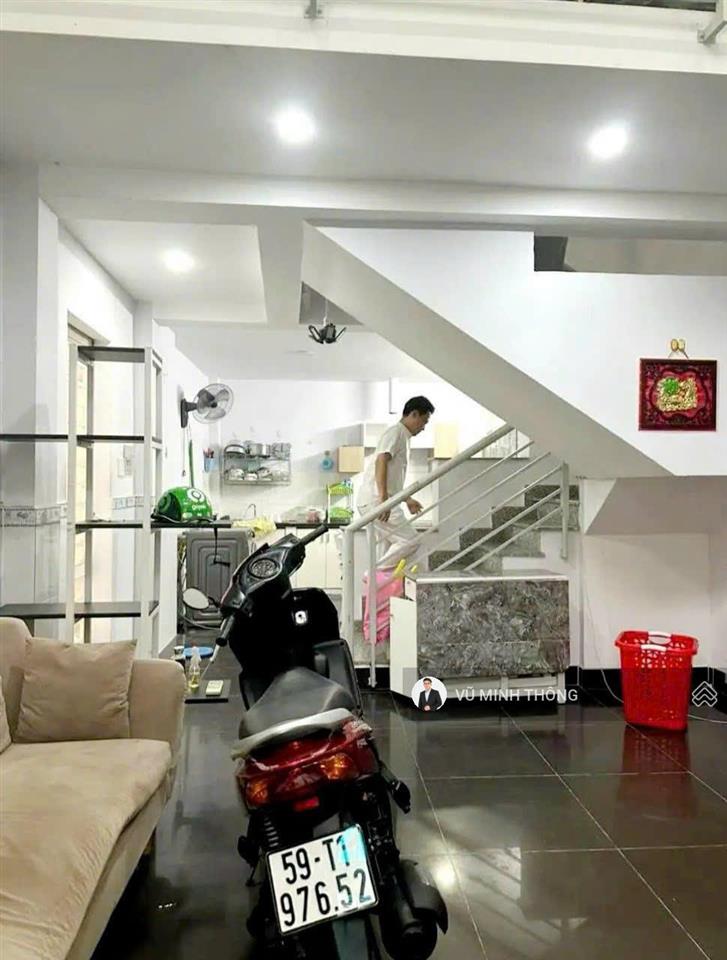 Sát nhà chủ tịch phường! diện tích 4 x 10  cn 40m2 vuông  2 tầng, 3pn phan xích long 6.5 tỷ