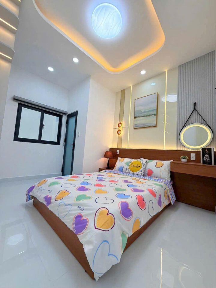 Nhà SG 2 tầng DT: 100 m2 ( Full thổ)
