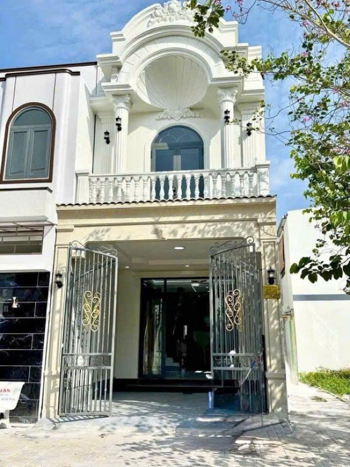 Trả trước 570 triệu có liền nhà SHR