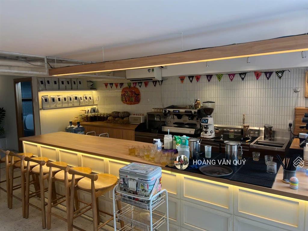 Nhà 6 lầu ~ 8,3m*16m = 135m2. sàn 600m2. sát mt hồng hà  tân bình. gần sân bay tsn. thu  180 tr