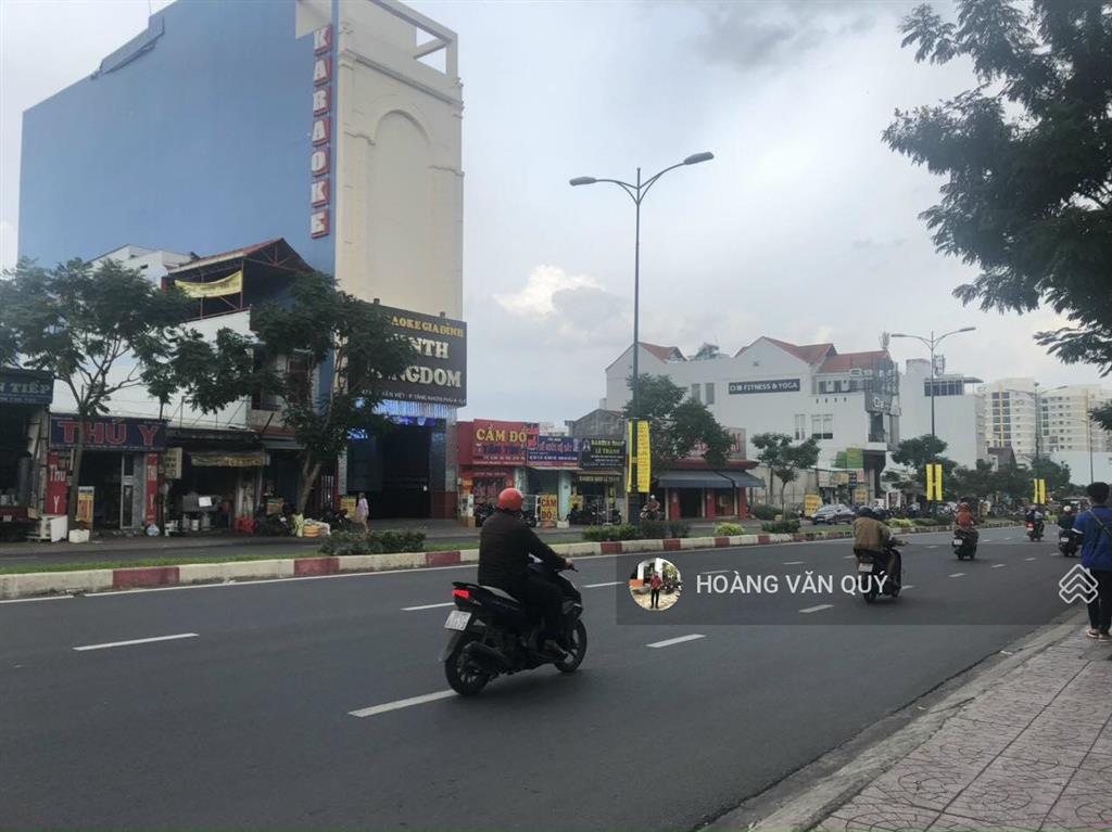 Nhà 1 hầm 2 lầu mặt tiền đường lê văn việt ~ 11m*30m = 330m2. sát đh giao thông vận tải quận 9