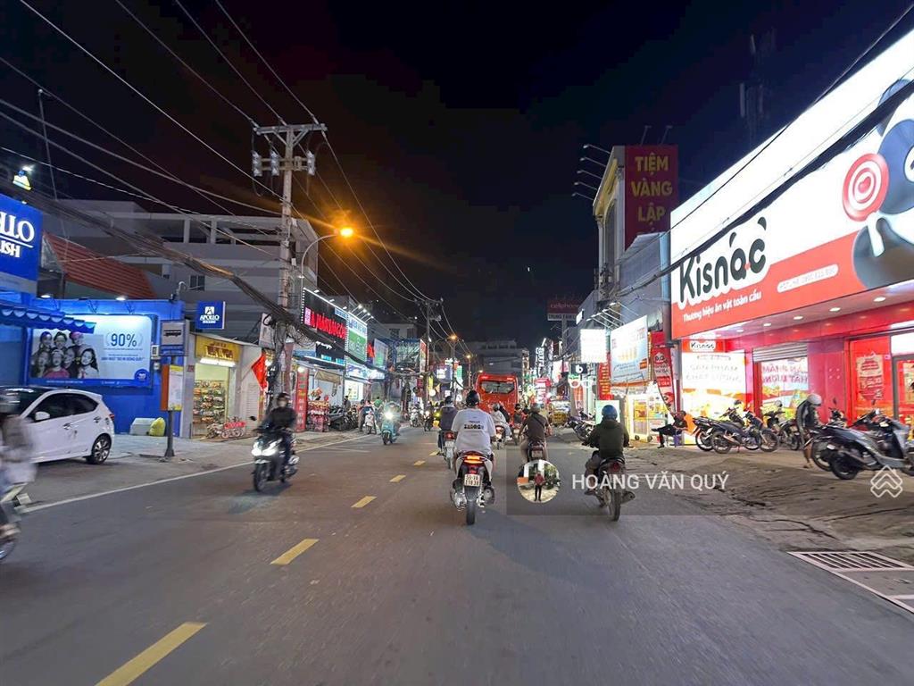 Tòa nhà 1 hầm 3 lầu ~ 8m*25m = 200m2. mặt tiền lê văn việt  đối diện chợ hiệp phú  q9