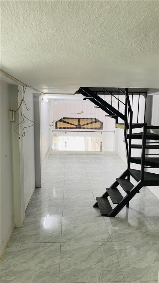 Cần sang nhượng lại cửa hàng 3 tầng tại phố nguyễn văn cừ, bồ đề, hà nội
