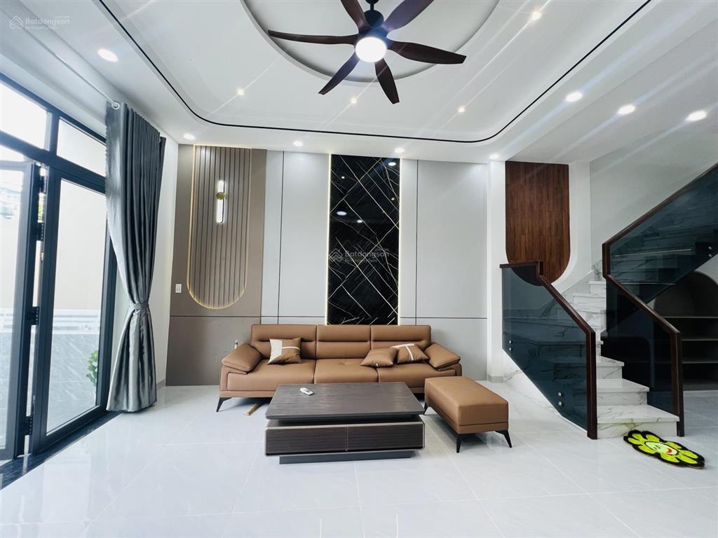 Bán nhà 1 trệt 1 lầu gần chợ mỹ hạnh nam, dân cư đông đúc