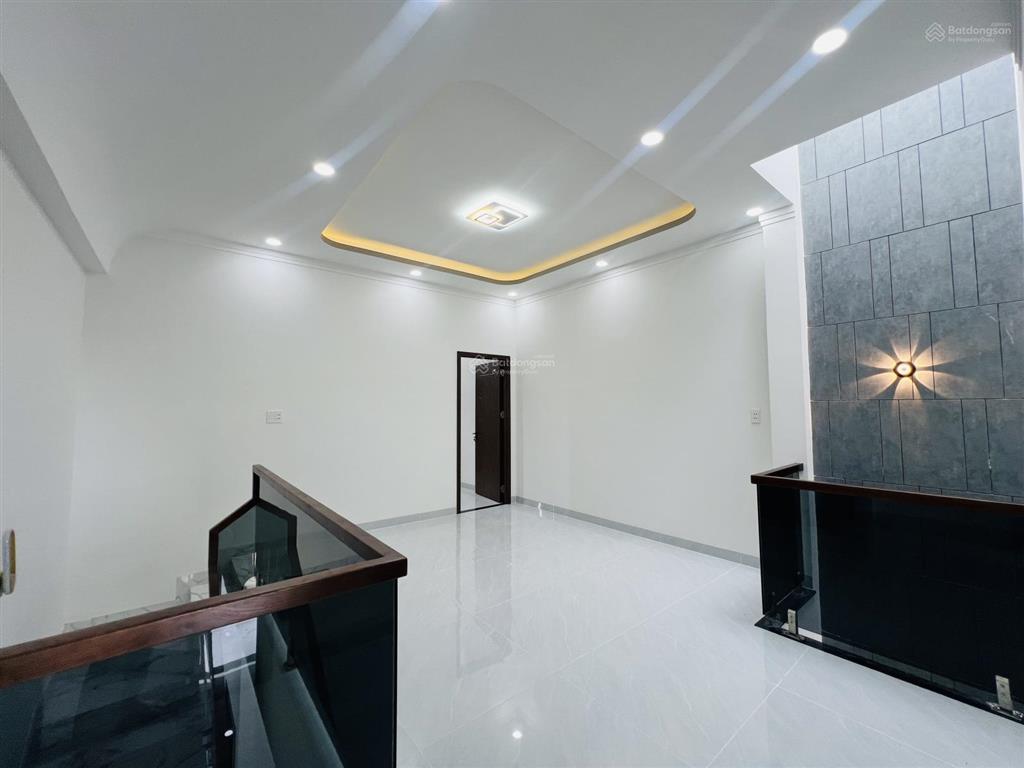 Bán nhà 1 trệt 1 lầu gần chợ mỹ hạnh nam, dân cư đông đúc