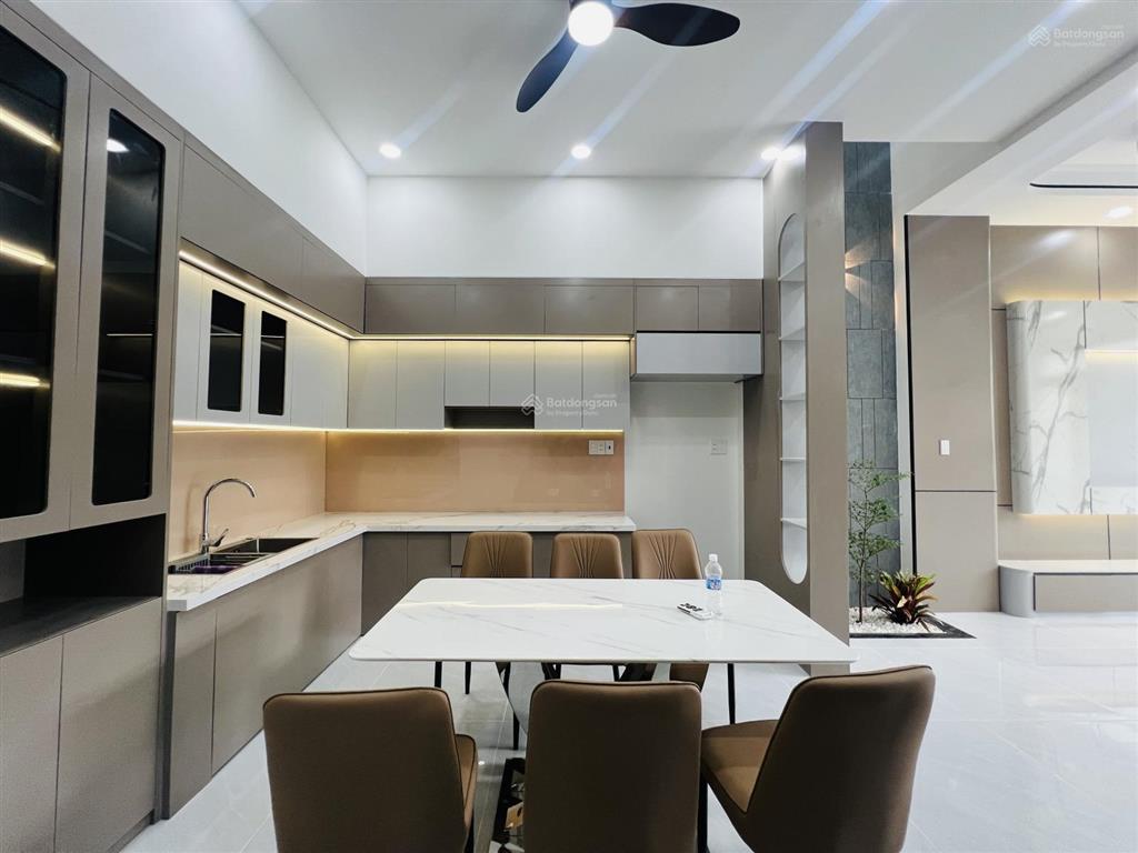 Bán nhà 1 trệt 1 lầu gần chợ mỹ hạnh nam, dân cư đông đúc