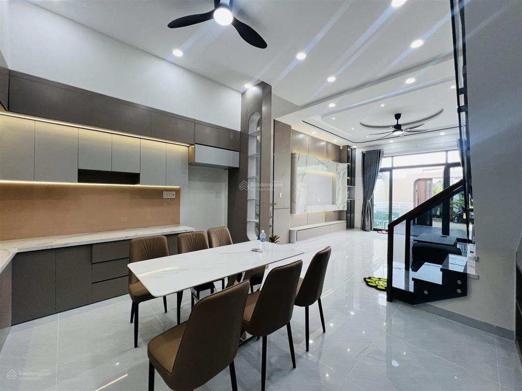 Bán nhà 1 trệt 1 lầu gần chợ mỹ hạnh nam, dân cư đông đúc