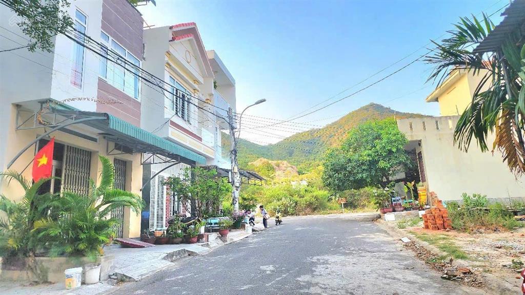 Bán nhà đẹp mặt tiền 6m nhà 4 lầu hòn sện gần biển nha trang giá rẻ đường kinh doanh