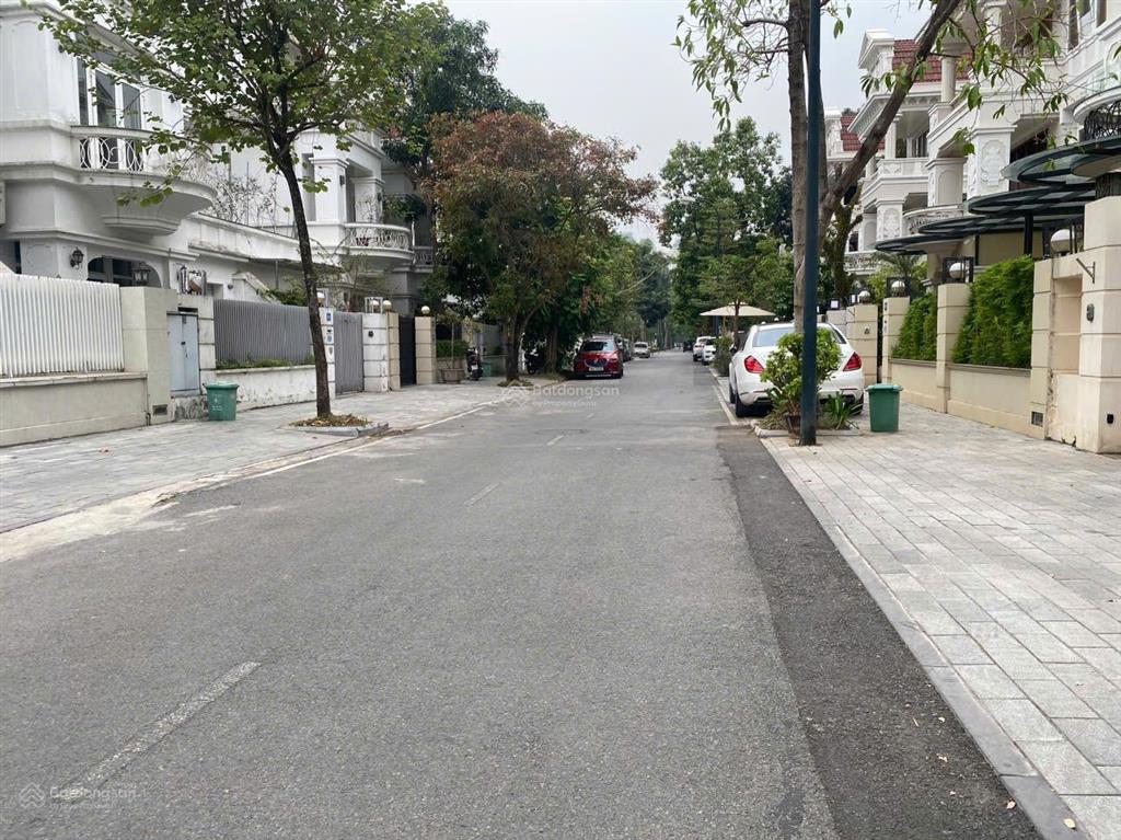 Ciputra biệt thự bán  dt 200m mt 10m phong thủy tốt giá tốt   0986 436 ***