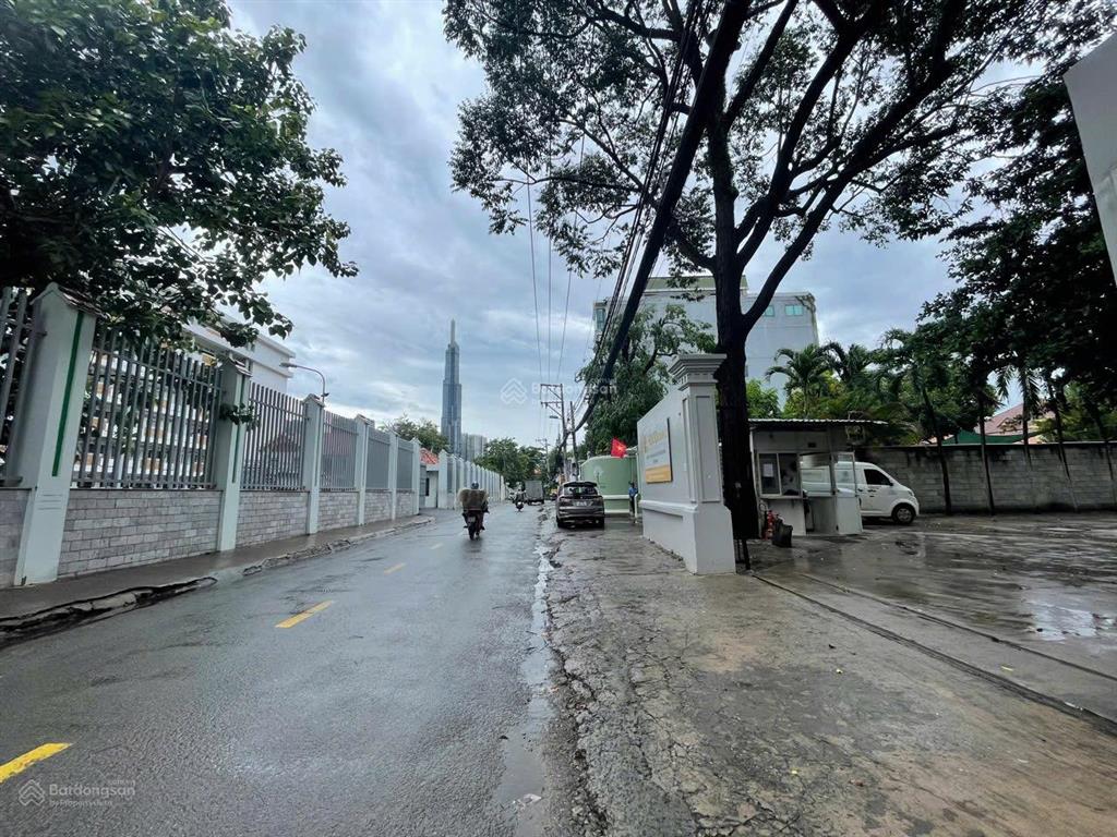 Giá thuê 60 triệu/tháng  đất trống 440m2 ngay đường số 12 trần não quận 2 dt 20x24m
