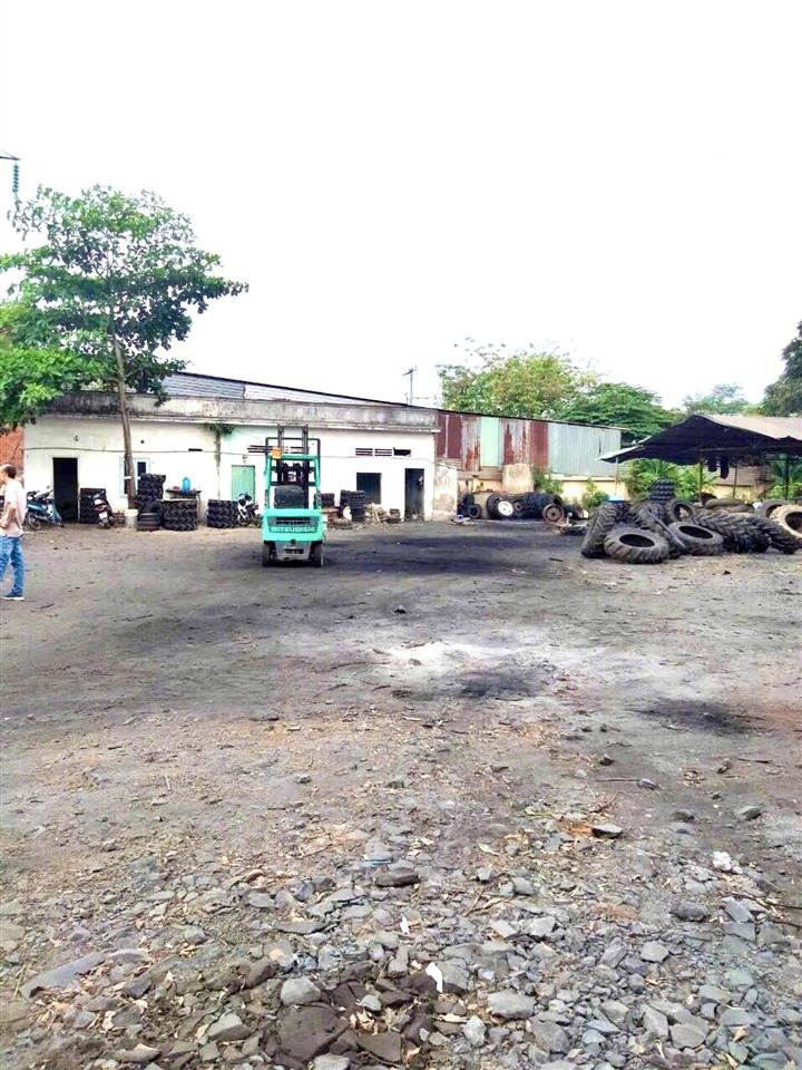 Đất lớn mặt tiền ql1a  dt 2016m  ngang gần 40m  trên đất có kho nhà c4 đang cho thêu 