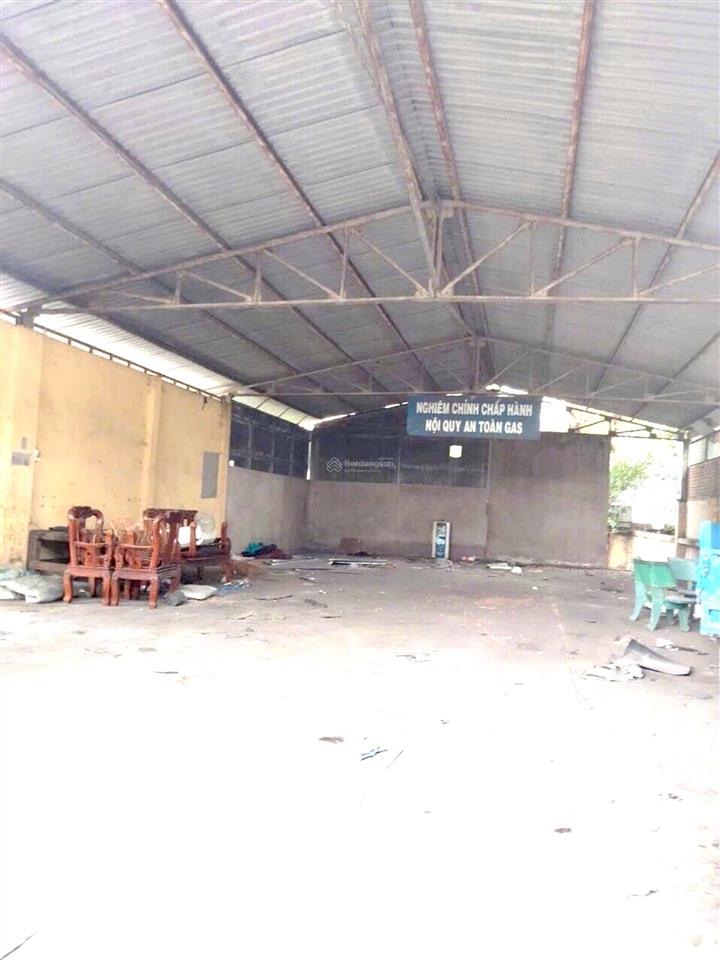 Đất lớn mặt tiền ql1a  dt 2016m  ngang gần 40m  trên đất có kho nhà c4 đang cho thêu 