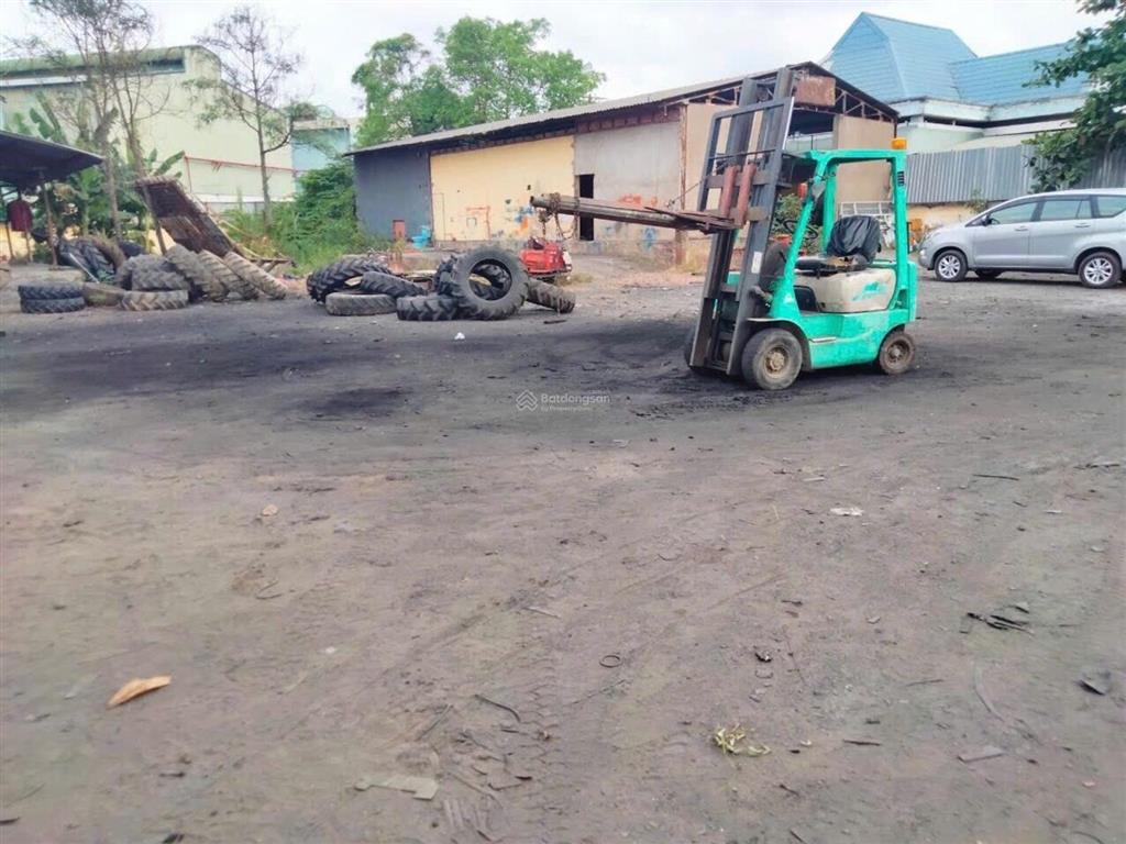 Đất lớn mặt tiền ql1a  dt 2016m  ngang gần 40m  trên đất có kho nhà c4 đang cho thêu 