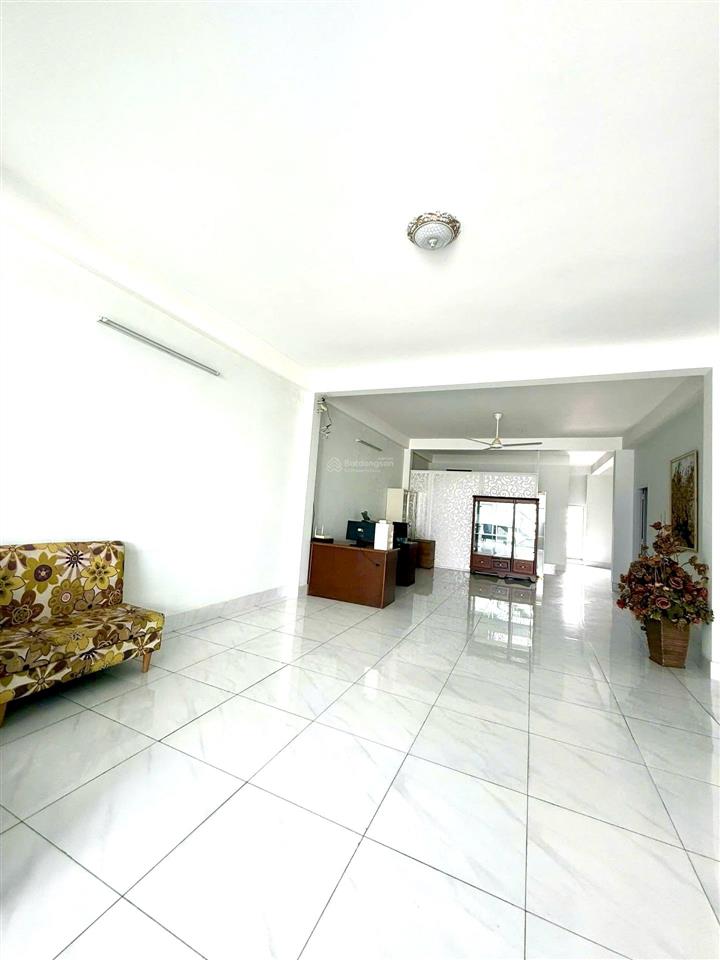 Toà nhà mặt tiền 5 tầng  thang máy ngay tl10  với tên lửa  dt 280m  ngang lớn 10m 