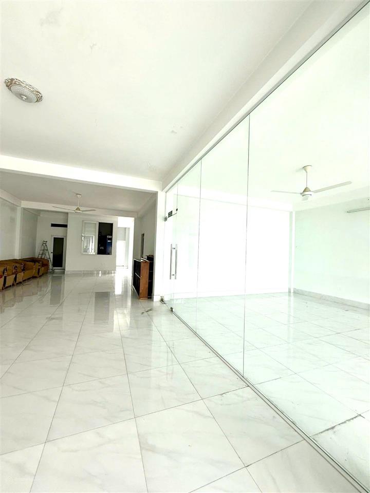 Toà nhà mặt tiền 5 tầng  thang máy ngay tl10  với tên lửa  dt 280m  ngang lớn 10m 