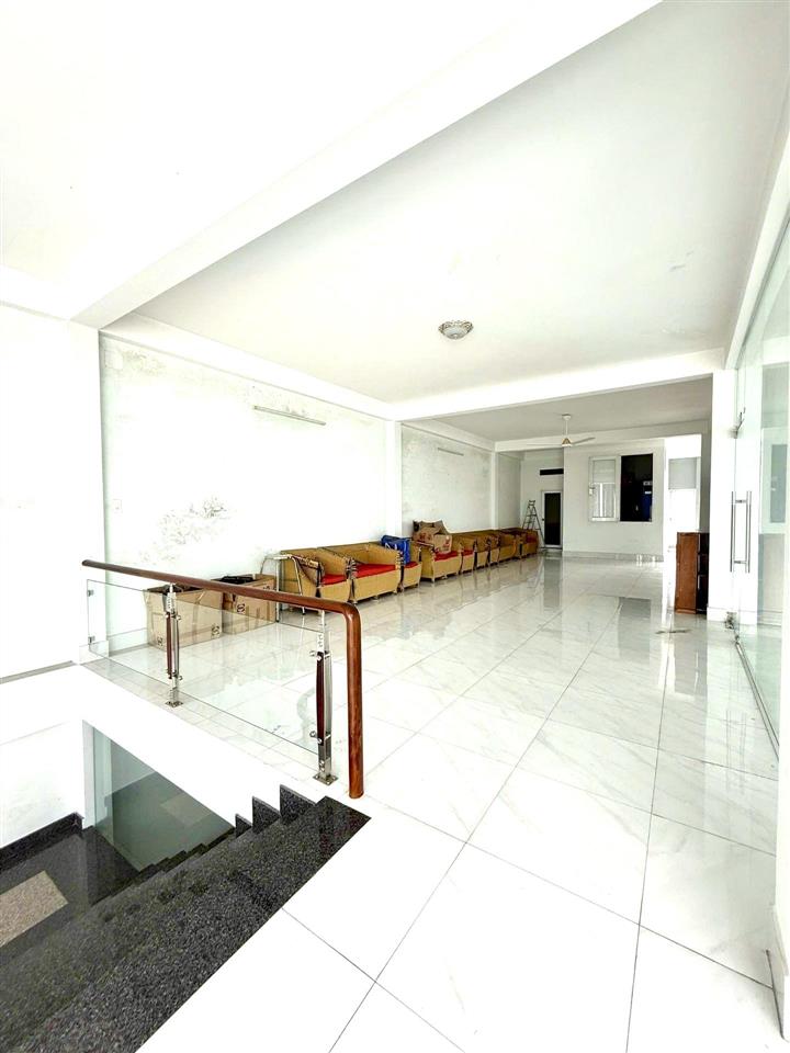 Toà nhà mặt tiền 5 tầng  thang máy ngay tl10  với tên lửa  dt 280m  ngang lớn 10m 