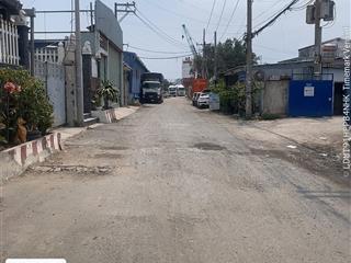 Nhà xưởng  gần mặt tiền ql1a  với võ văn kiệt  đường xe cổng ra vào  ngang lớn 26m  dt 1060m
