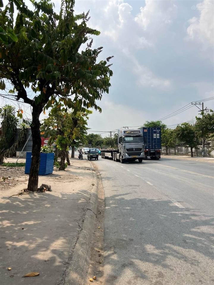 Nhà xưởng mặt tiền  dt 1710m  đường xe công  ra vào  gần ql1a  khu công nghiệp