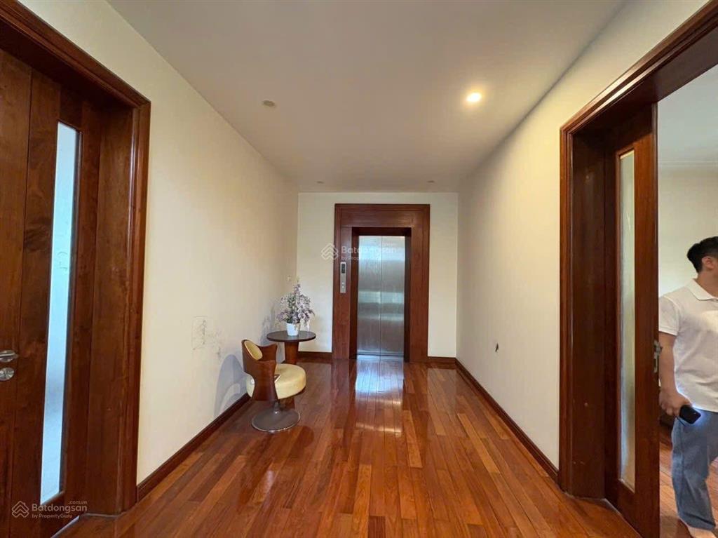 * siêu vip bán gấp biệt thự vườn đào  dt240m ,6 tầng có thang máy , giá chỉ 145 tỷ .