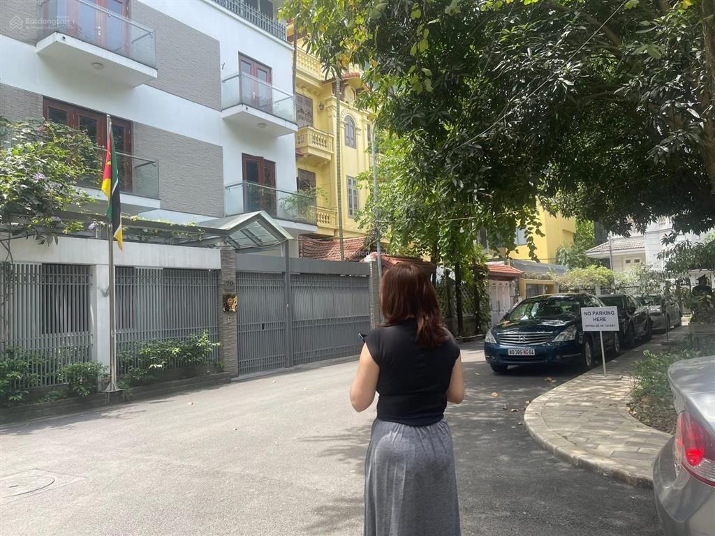 * siêu vip bán gấp biệt thự vườn đào  dt240m ,6 tầng có thang máy , giá chỉ 145 tỷ .