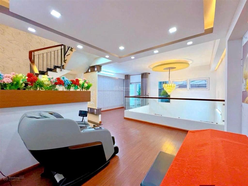 Giảm 30% giá trị nhà chỉ còn nhỉnh 4 tỷ  nhà 3 tầng man thiện tặng lại full nội thất