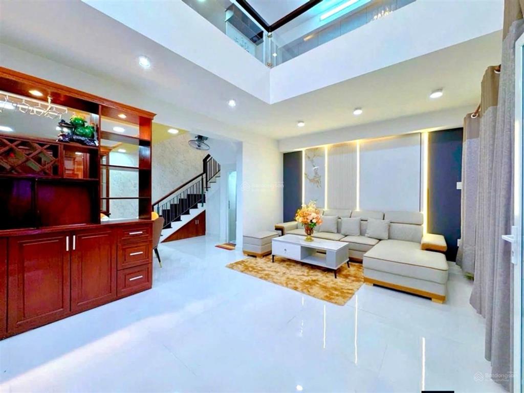 Giảm 30% giá trị nhà chỉ còn nhỉnh 4 tỷ  nhà 3 tầng man thiện tặng lại full nội thất