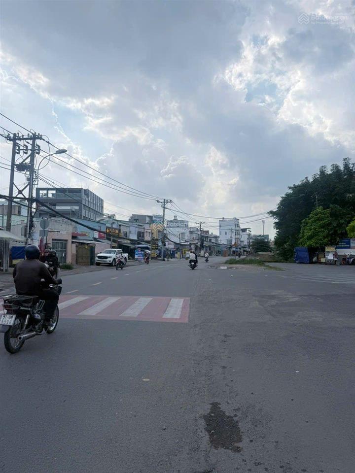 Giảm 30% giá trị nhà chỉ còn nhỉnh 4 tỷ  nhà 3 tầng man thiện tặng lại full nội thất
