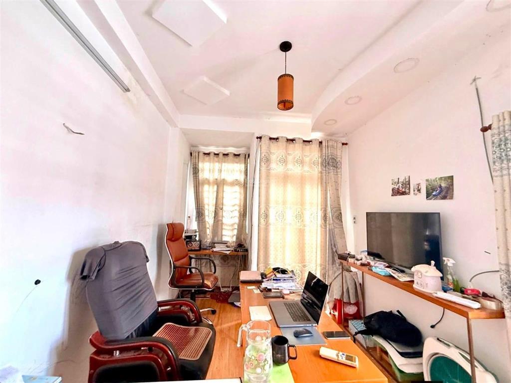 Tặng lại tất cả nội thất chỉ nhỉnh 4 tỷ  nhà 4 tầng gần lê văn việt và man thiện