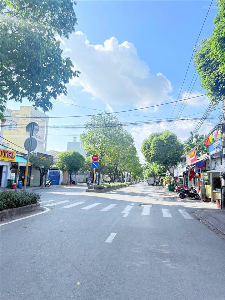 Nhà 3 tầng tặng full nội thất  chỉ nhỉnh 4 tỷ  ngay khu dân cư khang điền dương đình hội