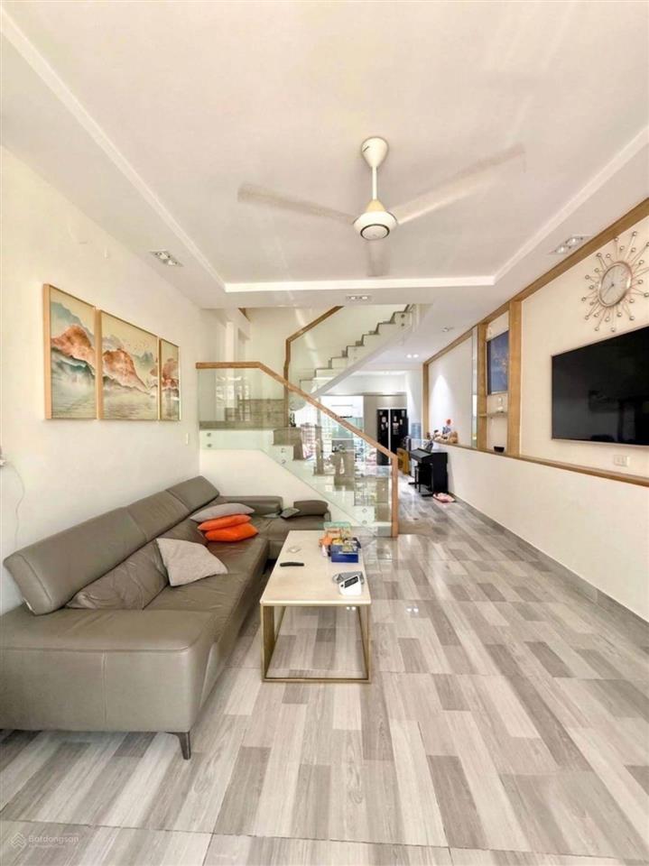 Nhà 3 tầng tặng full nội thất  chỉ nhỉnh 4 tỷ  ngay khu dân cư khang điền dương đình hội