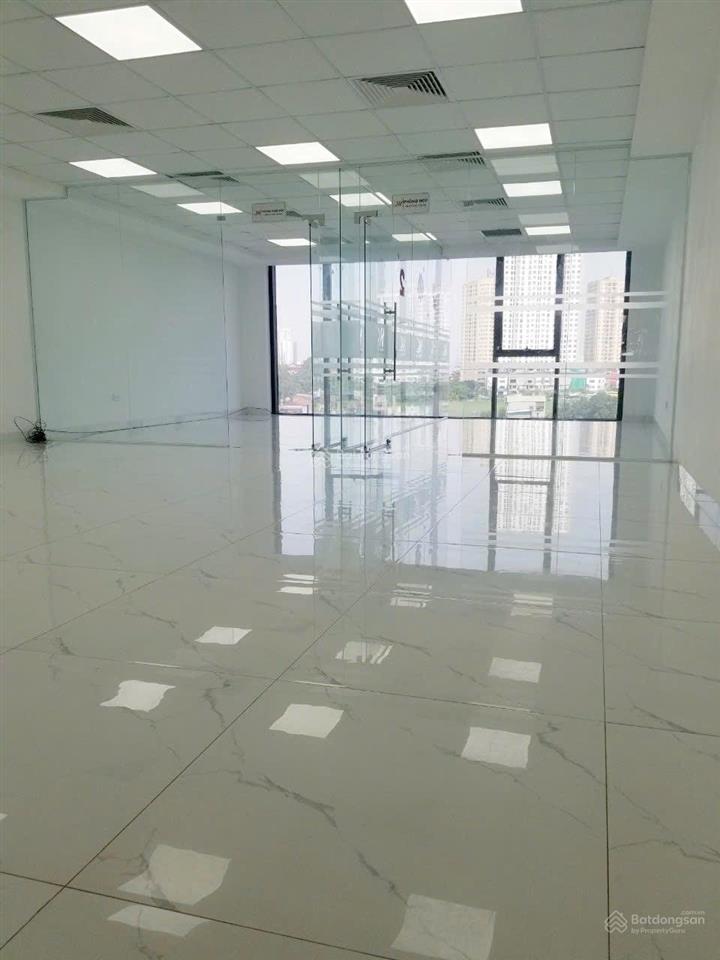 Cho thuê văn phòng view kính siêu đẹp dt 100m2 giá 15.5 triệu mặt đường giải phóng  hoàng mai