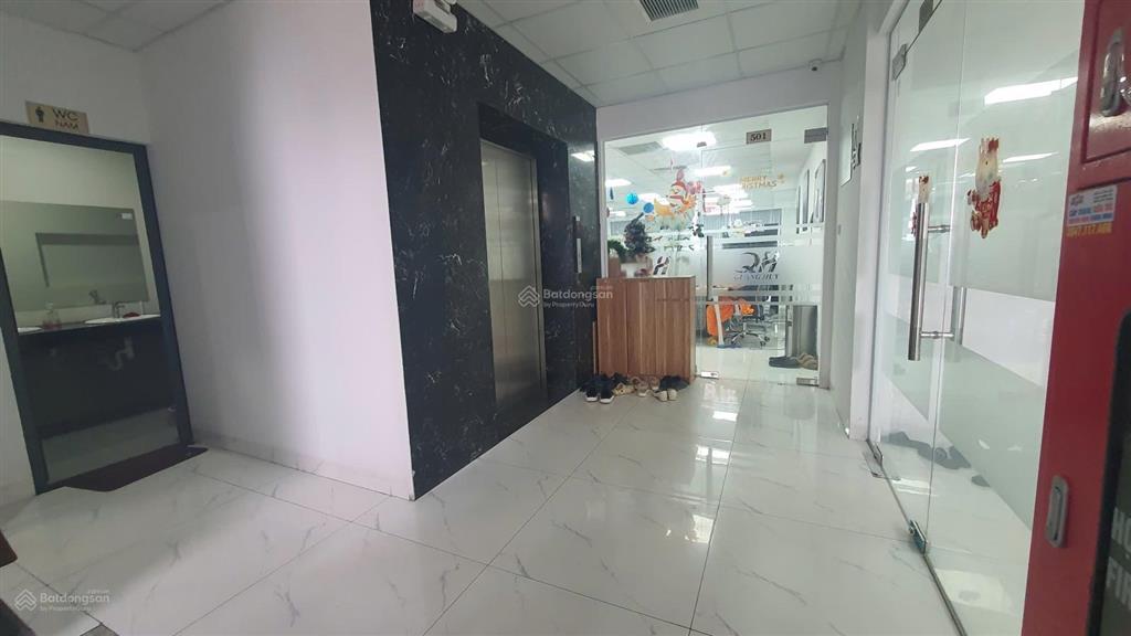 Cho thuê văn phòng view kính siêu đẹp dt 100m2 giá 15.5 triệu mặt đường giải phóng  hoàng mai