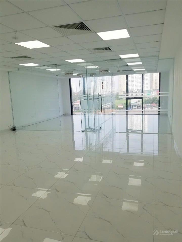 Cho thuê văn phòng view kính siêu đẹp dt 100m2 giá 15.5 triệu mặt đường giải phóng  hoàng mai