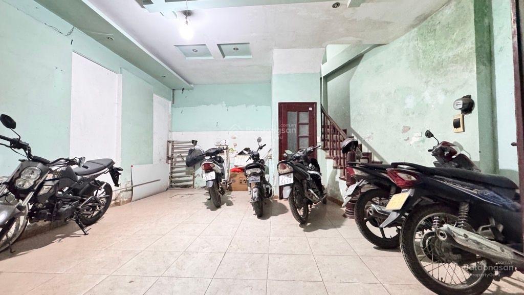 Bán nhà nguyễn khang 5t 8 ngủ ngõ nông. dân xây kcbt chắc chắn. chủ mới sơn lại ở luôn