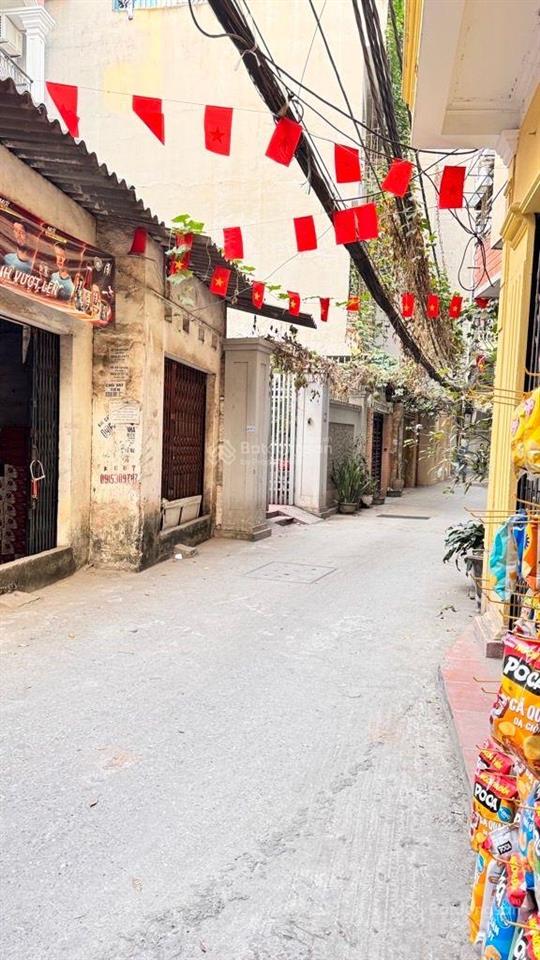 Bán nhà nguyễn khang 5t 8 ngủ ngõ nông. dân xây kcbt chắc chắn. chủ mới sơn lại ở luôn