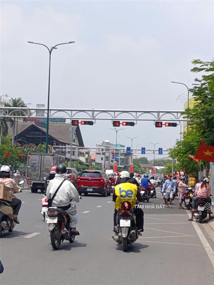 Căn hộ dịch vụ đường dương quảng hàm & đs 20 + gần chung cư hà kiều + 5 tầng (5,5x17m) có 10 phòng