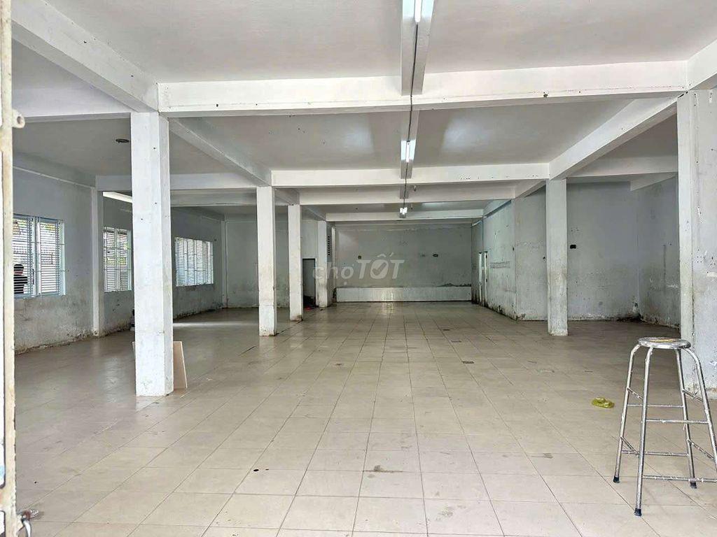 Cần Cho thuê xưởngTô ký HM.DT 15 x24 1 trệt 1Lầu. Sử dụng 660m. giá 42