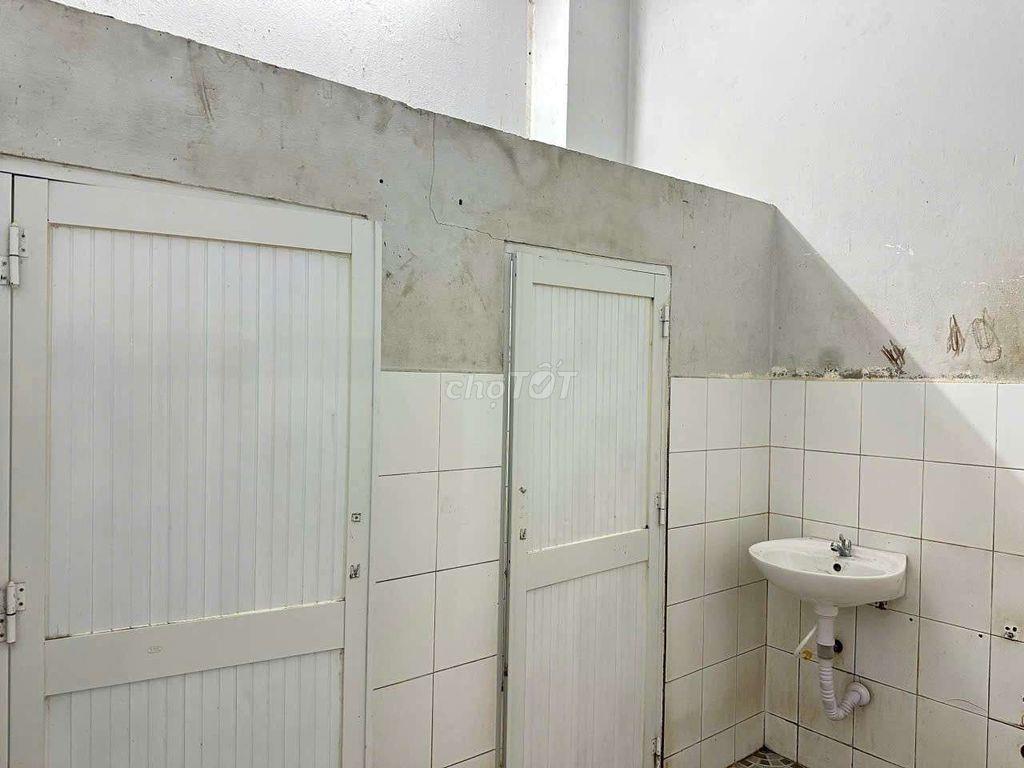 Cần Cho thuê xưởngTô ký HM.DT 15 x24 1 trệt 1Lầu. Sử dụng 660m. giá 42