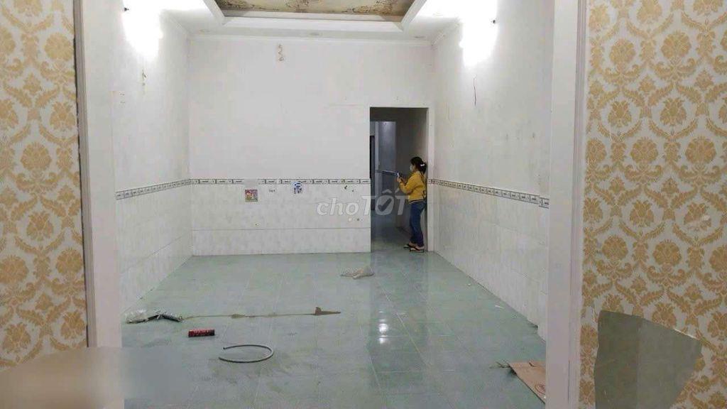 Cần bán gấp nhà cấp 4 .1 xẹt đường Phan Văn hớn DT 4 x19,6 hẻm xe hơi