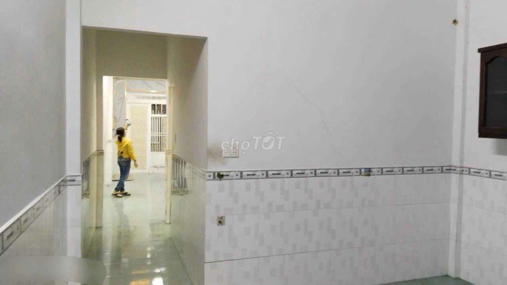 Cần bán gấp nhà cấp 4 .1 xẹt đường Phan Văn hớn DT 4 x19,6 hẻm xe hơi