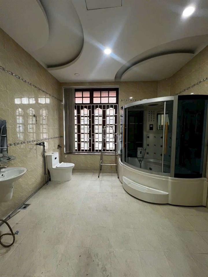 Cần cho thuê nhà mặt tiền ĐHT 17 .DT 12 x18 1 trệt 1Lửng  2Lầu 7PN 7WS