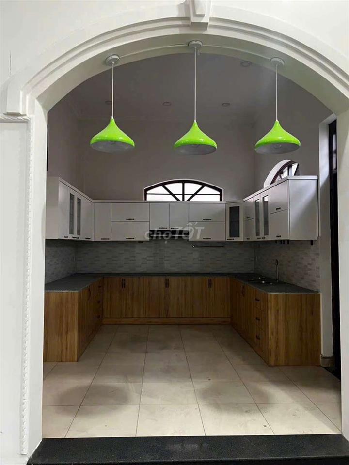 Cần cho thuê nhà mặt tiền ĐHT 17 .DT 12 x18 1 trệt 1Lửng  2Lầu 7PN 7WS