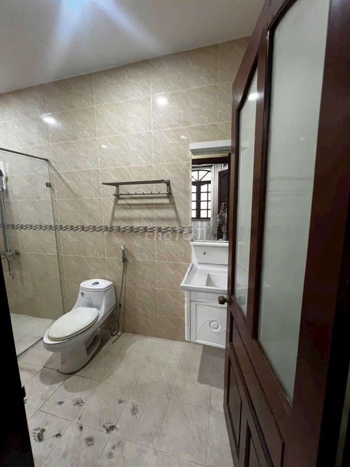 Cần cho thuê nhà mặt tiền ĐHT 17 .DT 12 x18 1 trệt 1Lửng  2Lầu 7PN 7WS