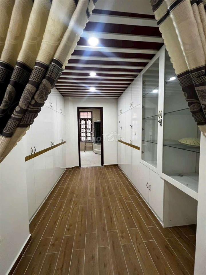 Cần cho thuê nhà mặt tiền ĐHT 17 .DT 12 x18 1 trệt 1Lửng  2Lầu 7PN 7WS