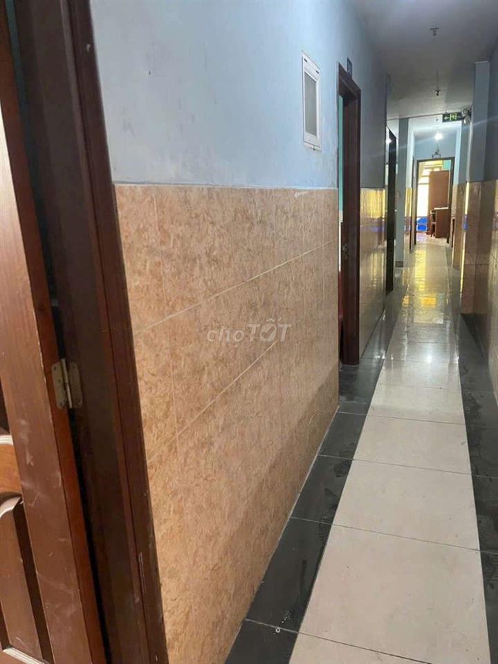 Cần cho thuê căn hộ dich vụ ĐHT 39.DT 4 x 26  1 trẻt 6 lầu .23Pn 24WS.