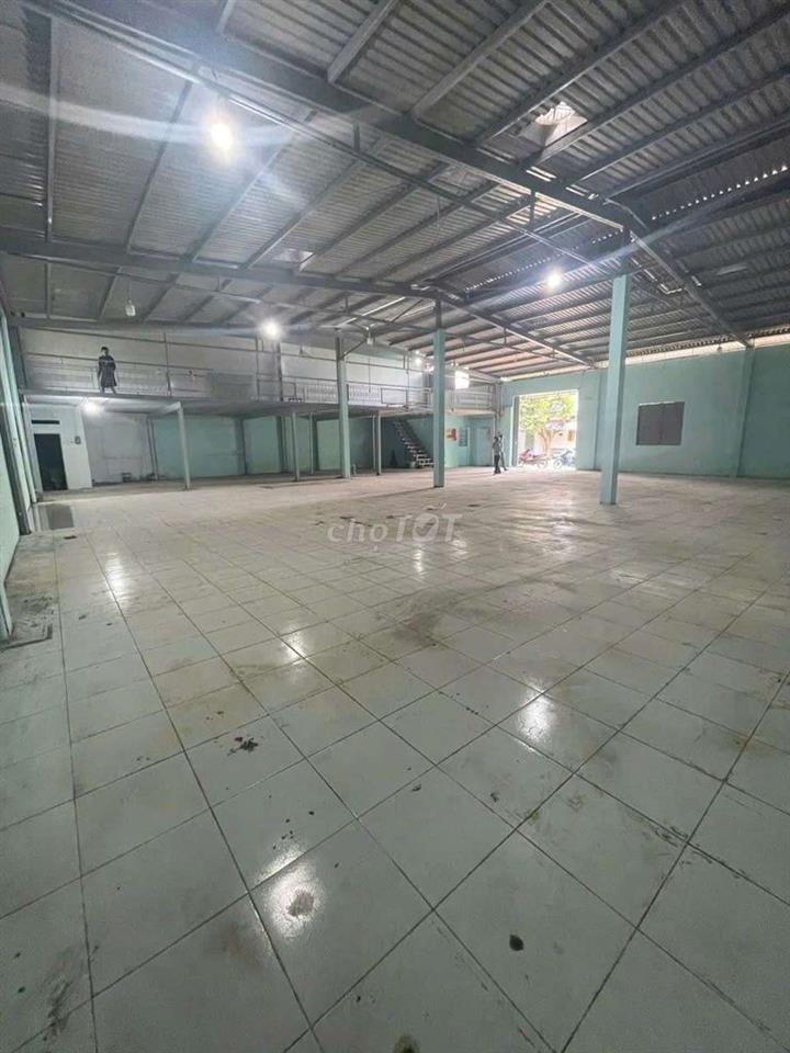 cho thuê xưởng Bà Điểm HM.DT 500m gác Lửng đường contern giá 35 triệu 