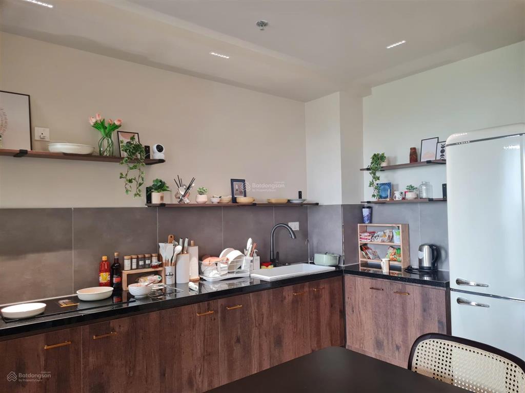 Chính chủ gửi bán căn hộ cao cấp 2pn full nội thất view hồ bơi.