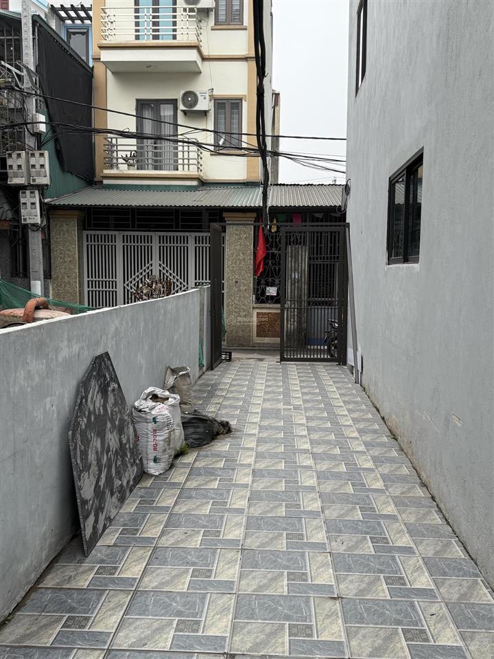 Bán nhà thạch bàn 50.4m2 x 4.5 tầng. nhà có sân cổng riêng. chỉ 15m ra ngõ thông ô tô. giá 6.7 tỷ